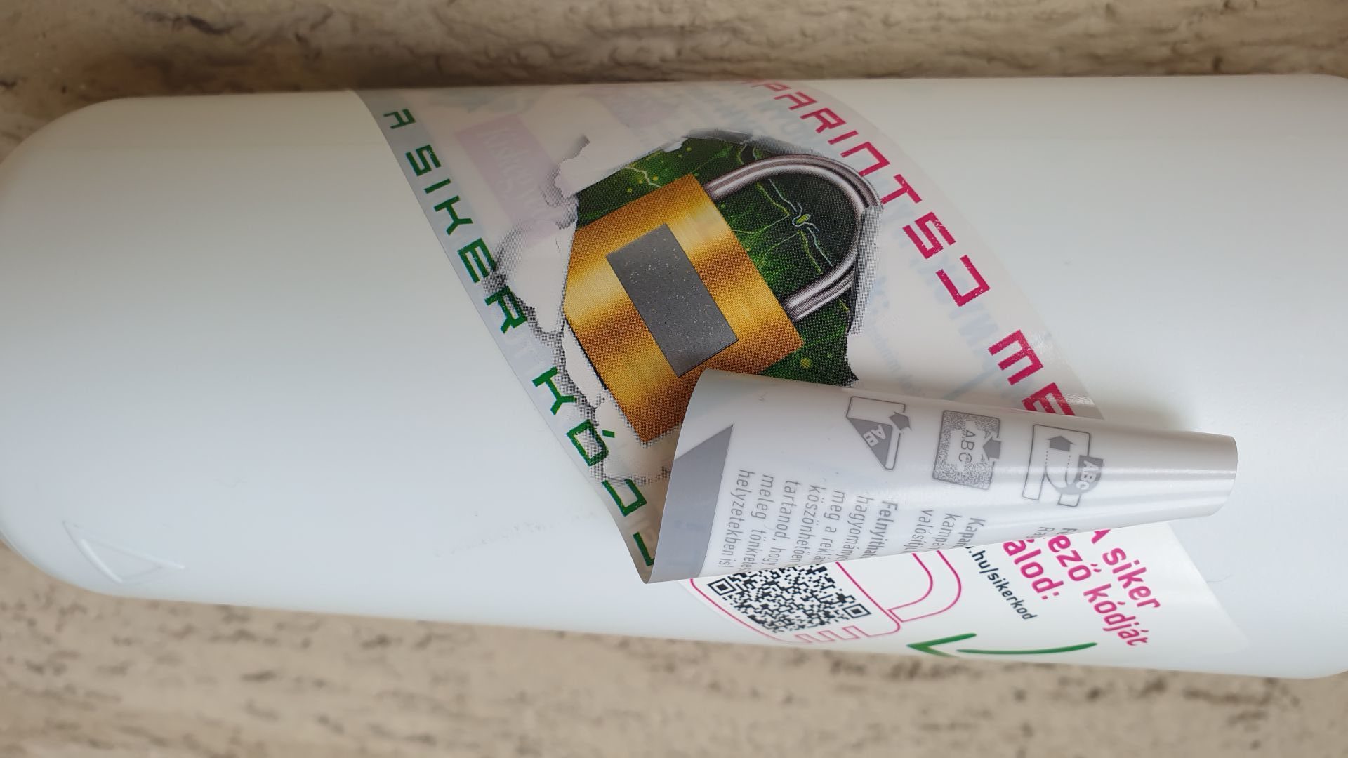 harom-oldalas-kaparos-egyedi-kod